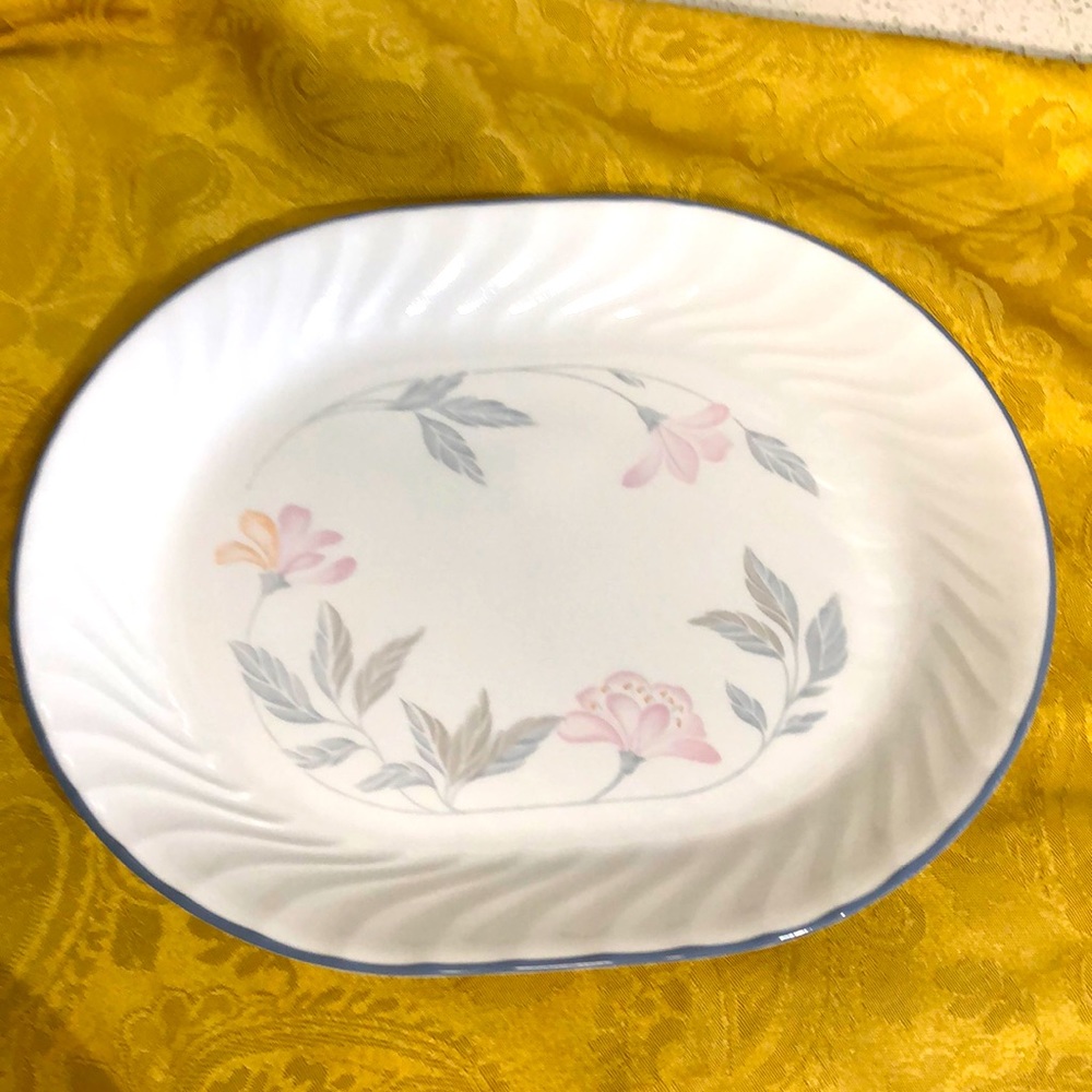 Corelle platters, qty=3. Floral design. Excellent condition.